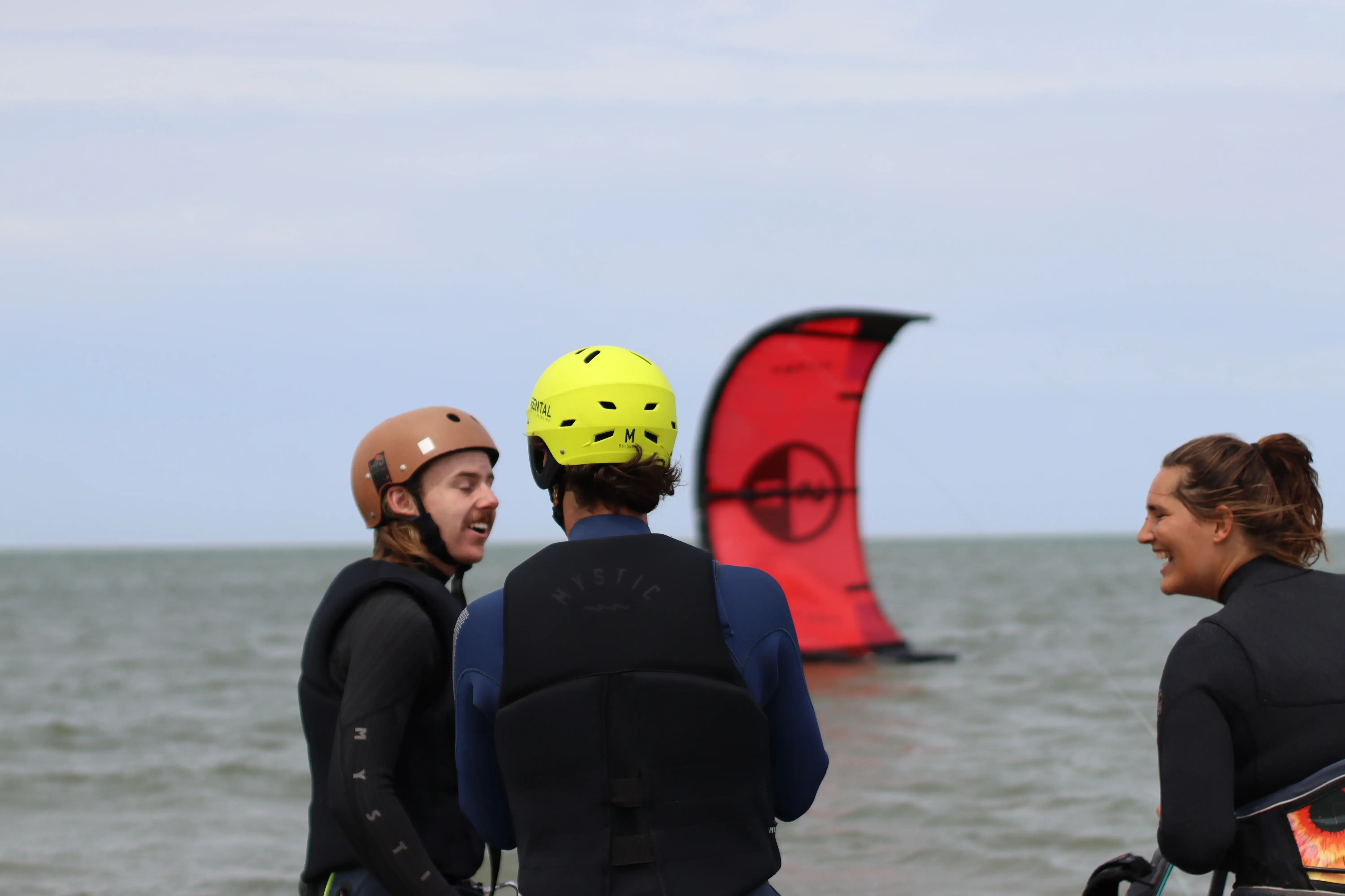 Duo kitesurfles Brouwersdam — twee personen, één instructeur